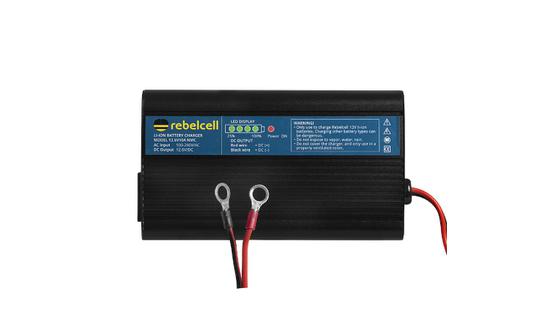 Rebelcell laturi 12.6V10A. Sopii Rebelcell 12V35ah/12V50ah/12V70ah akuille